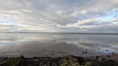 Dundee yakınlarındaki İskoçya 'nın doğu kıyısındaki Tay Nehri' nin kıyısı olan Firth of Tay 'deki manzara manzarası..