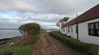 Dundee yakınlarındaki İskoçya 'nın doğu kıyısındaki Tay Nehri' nin kıyısı olan Firth of Tay 'deki manzara manzarası..