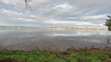 Dundee yakınlarındaki İskoçya 'nın doğu kıyısındaki Tay Nehri' nin kıyısı olan Firth of Tay 'deki manzara manzarası..