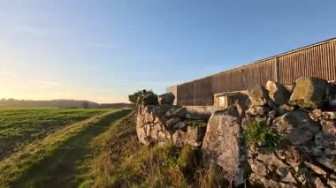 Kış boyunca İskoçya 'nın Fife kırsalındaki kayan tarım arazilerini ve tepeleri gösteren manzara.