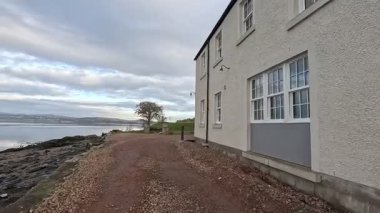 Dundee yakınlarındaki İskoçya 'nın doğu kıyısındaki Tay Nehri' nin kıyısı olan Firth of Tay 'deki manzara manzarası..