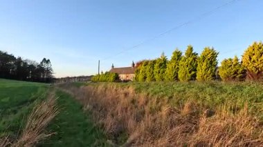 Kış boyunca İskoçya 'nın Fife kırsalındaki kayan tarım arazilerini ve tepeleri gösteren manzara.