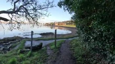 Dundee yakınlarındaki İskoçya 'nın doğu kıyısındaki Tay Nehri' nin kıyısı olan Firth of Tay 'deki manzara manzarası..