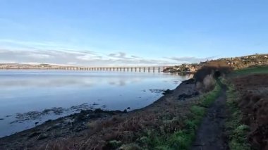 Dundee yakınlarındaki İskoçya 'nın doğu kıyısındaki Tay Nehri' nin kıyısı olan Firth of Tay 'deki manzara manzarası..