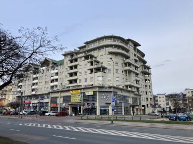 Elblag, kuzey Polonya 'da şehir mimarisi ve günlük yaşamla ilgili binalar, sokaklar ve kentsel görüntüler. Kuzey Polonya Kış Günü.