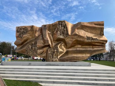 Elblag, kuzey Polonya 'da şehir mimarisi ve günlük yaşamla ilgili binalar, sokaklar ve kentsel görüntüler. Kuzey Polonya Kış Günü.