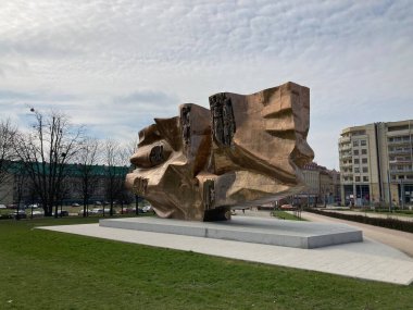 Elblag, kuzey Polonya 'da şehir mimarisi ve günlük yaşamla ilgili binalar, sokaklar ve kentsel görüntüler. Kuzey Polonya Kış Günü.