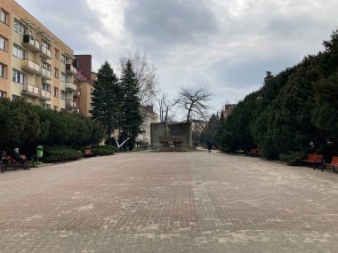 Elblag, kuzey Polonya 'da şehir mimarisi ve günlük yaşamla ilgili binalar, sokaklar ve kentsel görüntüler. Kuzey Polonya Kış Günü.