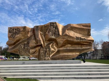 Elblag, kuzey Polonya 'da şehir mimarisi ve günlük yaşamla ilgili binalar, sokaklar ve kentsel görüntüler. Kuzey Polonya Kış Günü.