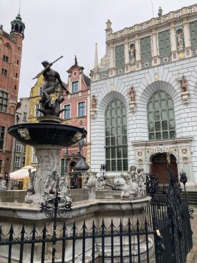 Polonya 'nın kuzeyindeki Gdansk kentinde tarihi eski kent mimarisi, kaldırım taşı yolları, deniz limanı, Hanseatic mirası ve günlük yaşam içeren binalar, sokaklar ve kentsel manzaralar.