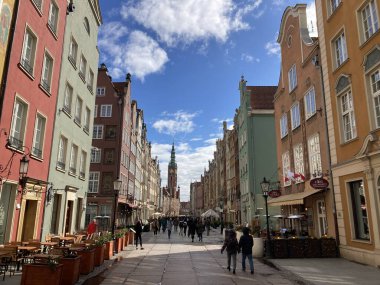 Polonya 'nın kuzeyindeki Gdansk kentinde tarihi eski kent mimarisi, kaldırım taşı yolları, deniz limanı, Hanseatic mirası ve günlük yaşam içeren binalar, sokaklar ve kentsel manzaralar.