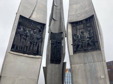 Polonya 'nın kuzeyindeki Gdansk kentinde tarihi eski kent mimarisi, kaldırım taşı yolları, deniz limanı, Hanseatic mirası ve günlük yaşam içeren binalar, sokaklar ve kentsel manzaralar.