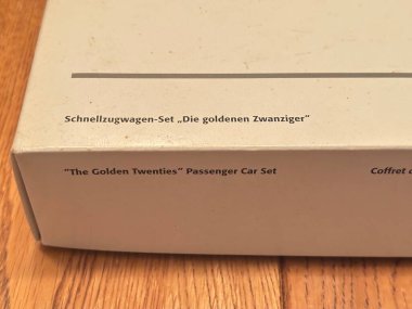 Marklin 42757 HO skalası The Golden Twenties ekspres tren yolcu vagonu paketi Almanya 'da yeşil uyuyan arabalar kahverengi restoran vagonu bagaj vagonu ayrıntılı boya şeması ve bağlayıcılar içermektedir.