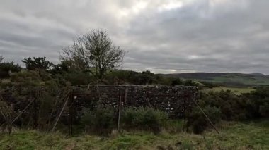 İskoçya 'nın Fife bölgesinde kayan tepeler, fundalıklar, yeşil alanlar, dağınık ağaçlar, açık manzaralar, uzak ufuklar ve doğal elementlerle birlikte tipik bir kır tepesi manzarasını gözler önüne sererek taştan harap olmuş çiftlik arazileri üzerinde yürümek..