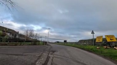 İskoçya 'nın Fife bölgesindeki Luthrie köyünde yapılan gezide kırsal sokaklar, geleneksel taş evler, akarsu akıntısı, yeşil tarlalar, yuvarlanan tepeler, dağınık ağaçlar ve açık kırsal alanlar ortaya çıkarıldı..