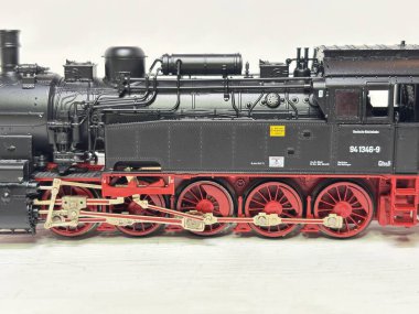 Detaylı Deutsche Reichsbahn BR94 'ün yer aldığı HO ölçekli model tren yolu. Fleischmann tarafından Almanya' da üretilen buhar tankı lokomotifi.