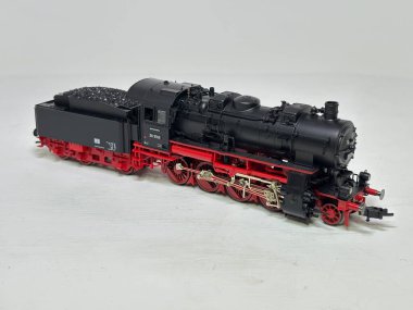 Almanya 'da Fleischmann üreticisi tarafından üretilen, detaylı Deutsche Reichsbahn BR65 2-8-4 buhar lokomotifli HO model demiryolu.