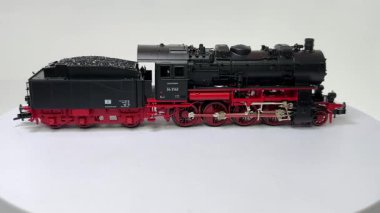 Almanya 'da Fleischmann üreticisi tarafından üretilen, detaylı Deutsche Reichsbahn BR65 2-8-4 buhar lokomotifli HO model demiryolu.