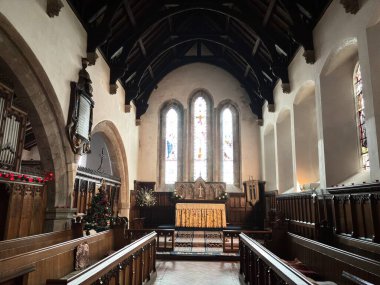 İngiltere 'nin Northumberland kentindeki Rothbury kasabasında yer alan All Saints Kilisesi, 13. yüzyıldan kalma bir mimariye sahiptir ve 1850 yılında yerel kilise olarak hizmet vermektedir..