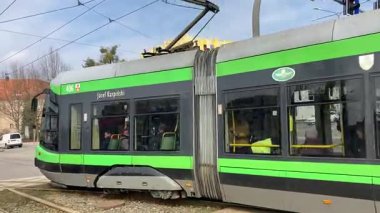 Polonya 'daki Elblag şehir merkezinden geçen sokak tramvayları şehir sokaklarında toplu taşımacılık sahnesini gösteren elektrik hatları ve raylar üzerinde.