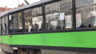 Polonya 'daki Elblag şehir merkezinden geçen sokak tramvayları şehir sokaklarında toplu taşımacılık sahnesini gösteren elektrik hatları ve raylar üzerinde.