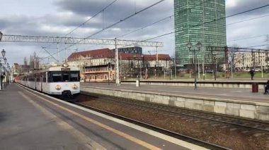 Polonya 'daki modern elektrik şebekesi, bölgesel ve şehirlerarası demiryolu demiryollarının gökyüzü altında çelik raylar üzerinde yuvarlandığını gösteriyor..