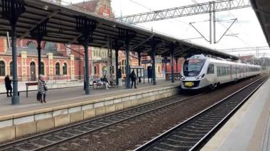 Polonya 'daki modern elektrik şebekesi, bölgesel ve şehirlerarası demiryolu demiryollarının gökyüzü altında çelik raylar üzerinde yuvarlandığını gösteriyor..