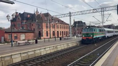 Polonya 'daki modern elektrik şebekesi, bölgesel ve şehirlerarası demiryolu demiryollarının gökyüzü altında çelik raylar üzerinde yuvarlandığını gösteriyor..