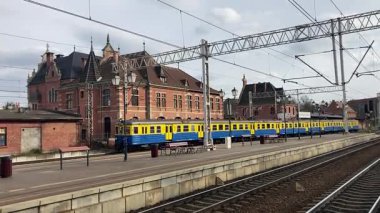 Polonya 'daki modern elektrik şebekesi, bölgesel ve şehirlerarası demiryolu demiryollarının gökyüzü altında çelik raylar üzerinde yuvarlandığını gösteriyor..