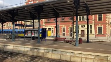 Polonya 'daki modern elektrik şebekesi, bölgesel ve şehirlerarası demiryolu demiryollarının gökyüzü altında çelik raylar üzerinde yuvarlandığını gösteriyor..