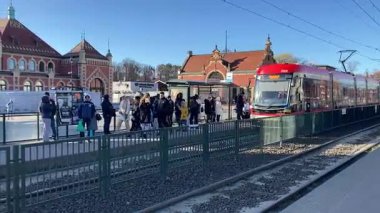 Polonya kentsel taşımacılık ağında, şehir şeritleri ve elektrik hatları olan modern Gdansk tramvayı, alçak katlı hafif tramvayı gösteriyor..