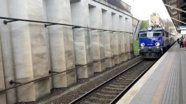 Polonya 'daki modern elektrik şebekesi, bölgesel ve şehirlerarası demiryolu demiryollarının gökyüzü altında çelik raylar üzerinde yuvarlandığını gösteriyor..