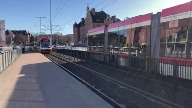 Polonya kentsel taşımacılık ağında, şehir şeritleri ve elektrik hatları olan modern Gdansk tramvayı, alçak katlı hafif tramvayı gösteriyor..