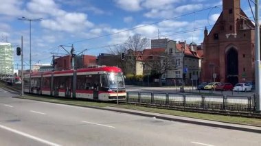 Polonya kentsel taşımacılık ağında, şehir şeritleri ve elektrik hatları olan modern Gdansk tramvayı, alçak katlı hafif tramvayı gösteriyor..