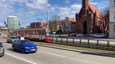 Polonya kentsel taşımacılık ağında, şehir şeritleri ve elektrik hatları olan modern Gdansk tramvayı, alçak katlı hafif tramvayı gösteriyor..