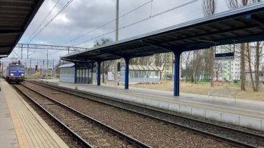 Polonya 'daki modern elektrik şebekesi, bölgesel ve şehirlerarası demiryolu demiryollarının gökyüzü altında çelik raylar üzerinde yuvarlandığını gösteriyor..