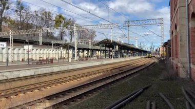 Polonya 'daki modern elektrik şebekesi, bölgesel ve şehirlerarası demiryolu demiryollarının gökyüzü altında çelik raylar üzerinde yuvarlandığını gösteriyor..