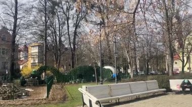 Polonya 'da yürüyüş yolları, olgun ağaçlar, kıyıya yakın açık yeşil alanlar olan Sopot kentsel park alanı, kamu parkındaki doğal manzarayı ve eğlence alanını gösteriyor.