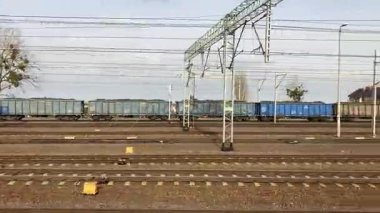 Polonya 'daki modern elektrik şebekesi, bölgesel ve şehirlerarası demiryolu demiryollarının gökyüzü altında çelik raylar üzerinde yuvarlandığını gösteriyor..