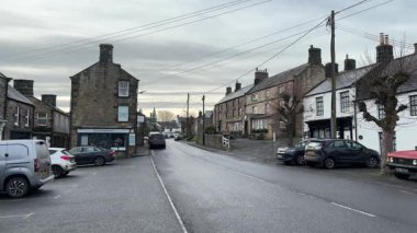 Geleneksel taş binalar ve Bellingham 'daki sessiz sokaklar İngiltere' nin kırsalında günlük mimari ve sakin koşullarla kurulmuş huzurlu bir İngiliz köyünü gösteriyor..