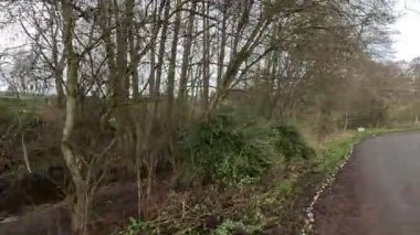 İngiltere Bellingham yakınlarındaki Hareshaw Linn patikası Hareshaw Linn şelalesine giden yol haritasını ve bilgilerini gösteriyor, SSSI yosunlu açıklık ve orman boyunca yürüme rotası.