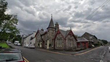 Viktorya dönemi mimarisi, taş binalar ve İskoçya 'nın Pitlochry kentindeki yerel atmosferi ile şehir sokakları.