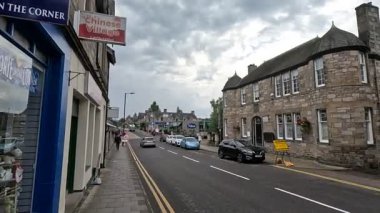 Viktorya dönemi mimarisi, taş binalar ve İskoçya 'nın Pitlochry kentindeki yerel atmosferi ile şehir sokakları.