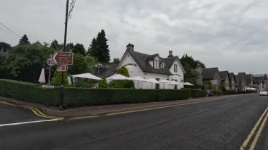 Viktorya dönemi mimarisi, taş binalar ve İskoçya 'nın Pitlochry kentindeki yerel atmosferi ile şehir sokakları.