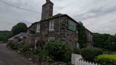 Viktorya dönemi mimarisi, taş binalar ve İskoçya 'nın Pitlochry kentindeki yerel atmosferi ile şehir sokakları.