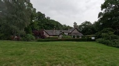 Viktorya dönemi mimarisi, taş binalar ve İskoçya 'nın Pitlochry kentindeki yerel atmosferi ile şehir sokakları.