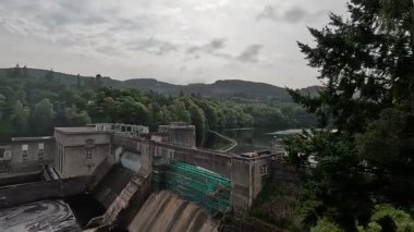 Viktorya dönemi mimarisi, taş binalar ve İskoçya 'nın Pitlochry kentindeki yerel atmosferi ile şehir sokakları.