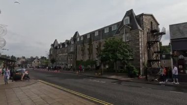 Viktorya dönemi mimarisi, taş binalar ve İskoçya 'nın Pitlochry kentindeki yerel atmosferi ile şehir sokakları.