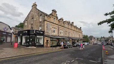 Viktorya dönemi mimarisi, taş binalar ve İskoçya 'nın Pitlochry kentindeki yerel atmosferi ile şehir sokakları.