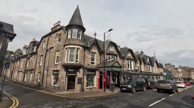 Viktorya dönemi mimarisi, taş binalar ve İskoçya 'nın Pitlochry kentindeki yerel atmosferi ile şehir sokakları.